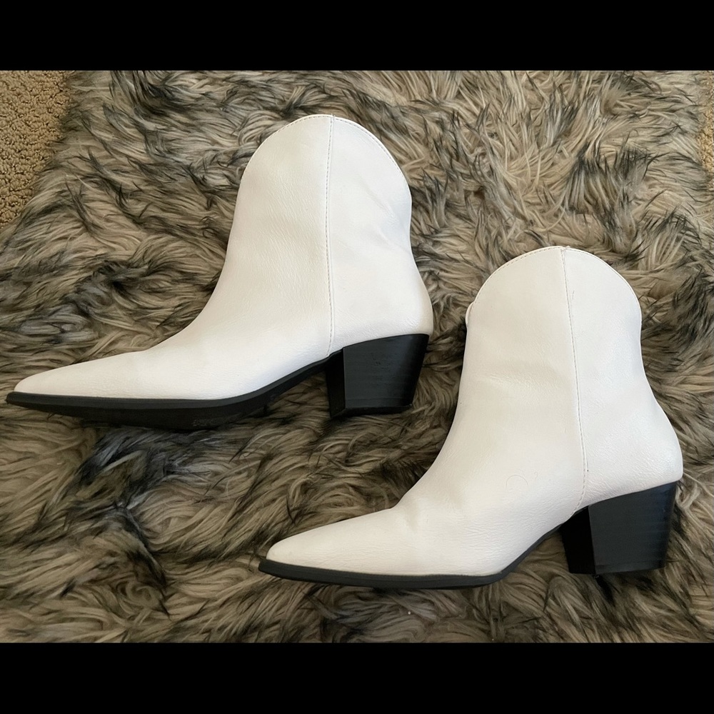 Qupid white boot
